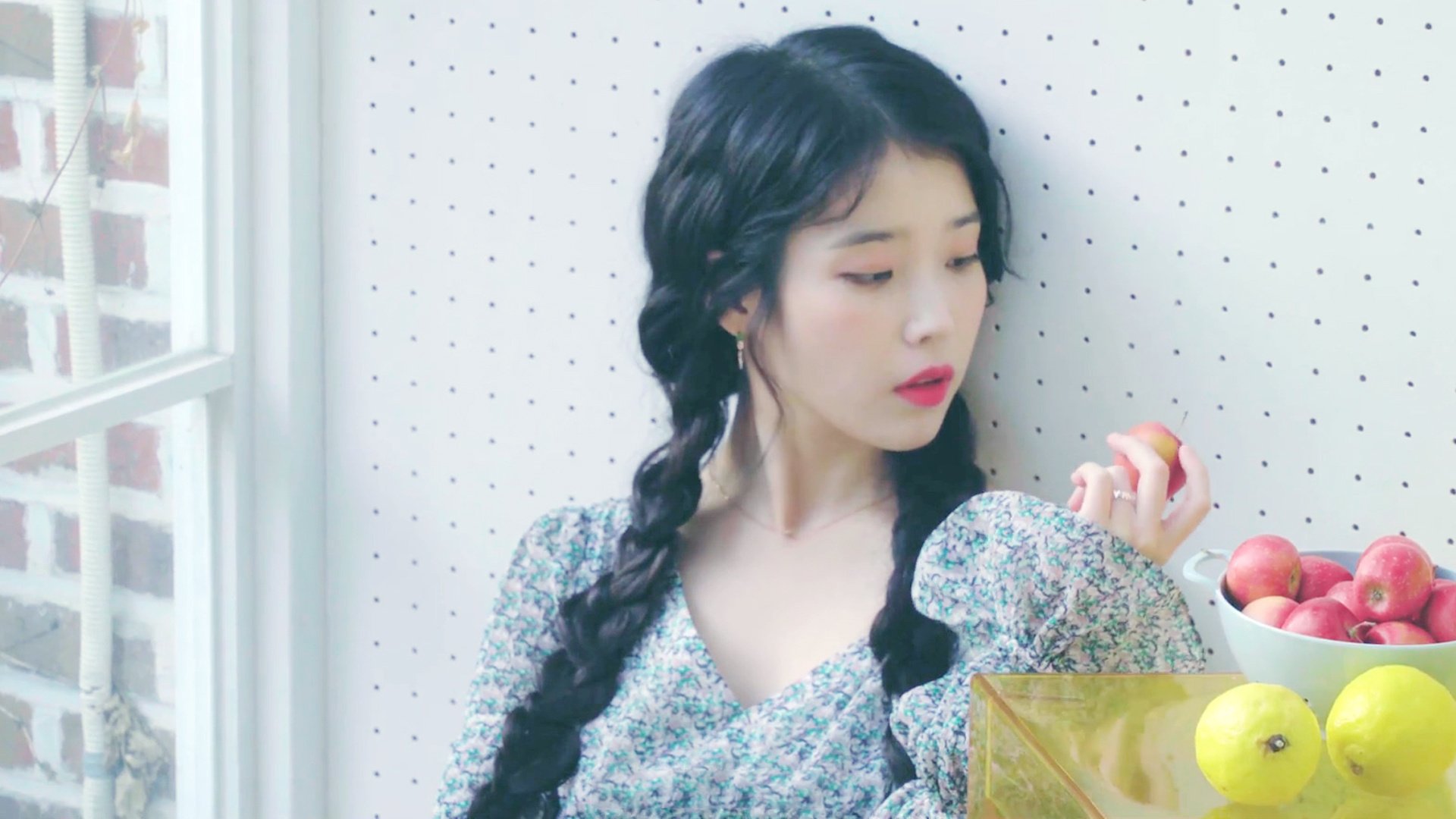 城市夜间篮球赛成为新时尚，展现年轻活力与城市魅力，关于夜间篮球场的环境描写