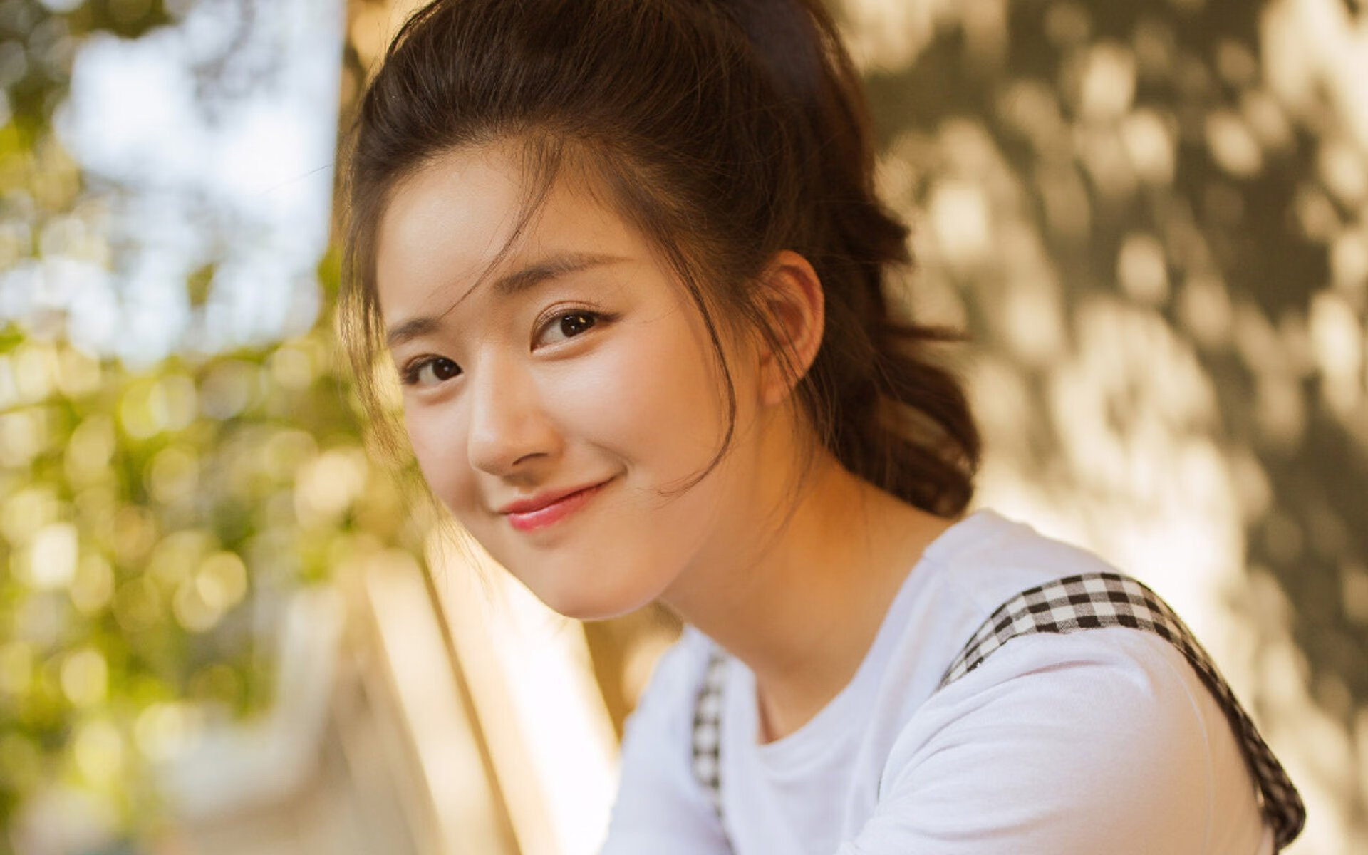 城市夜间篮球赛成为新时尚，展现年轻活力与城市魅力，关于夜间篮球场的环境描写