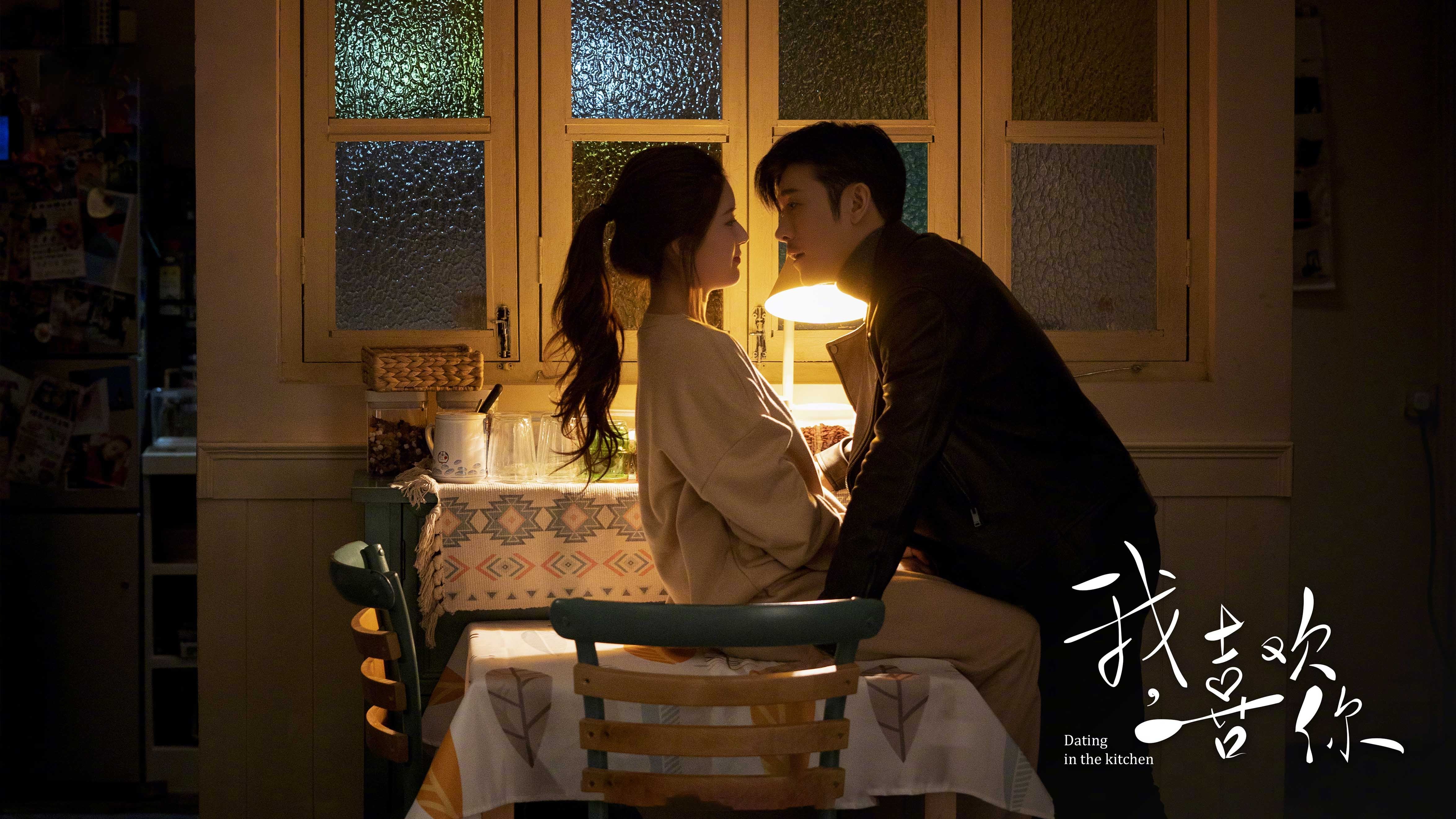 城市夜间篮球赛成为新时尚，展现年轻活力与城市魅力，关于夜间篮球场的环境描写